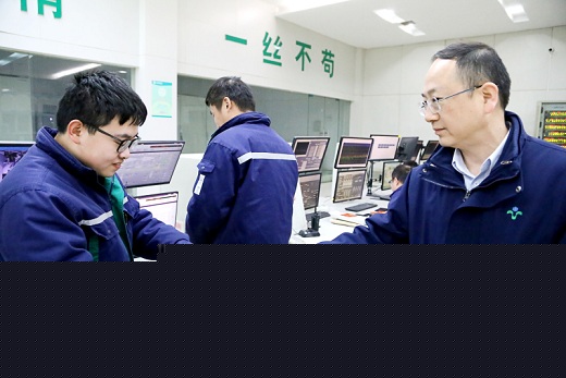 集團(tuán)公司領(lǐng)導(dǎo)除夕夜看望慰問一線員工