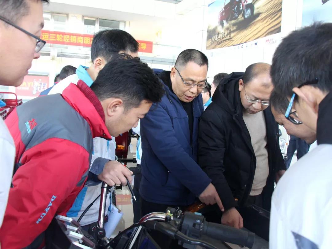 公司召開中層管理人員會議  錢進作主題講話  袁菊興主持會議并作表態(tài)發(fā)言